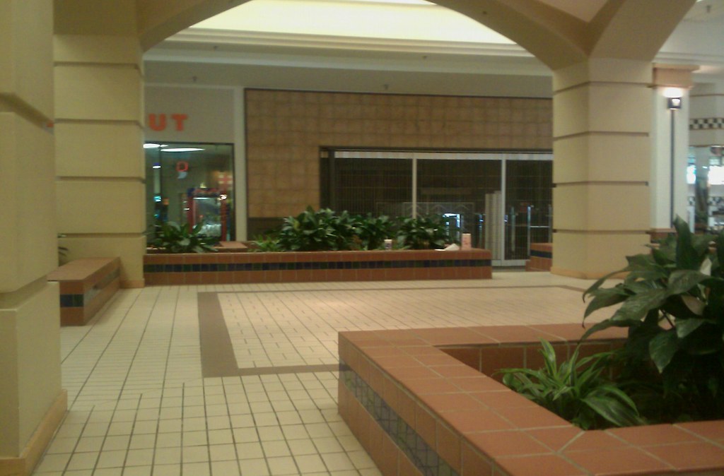 Dyersburg Mall, center court