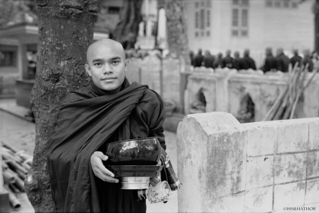 Se refléter dans le bol à offrandes d'un moine (Monastère Mahagandayon à Amarapura)