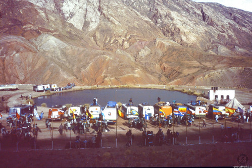 people mountain lake bus landscape flag crowd bolivia mast campsite scannedslide potosí rutaquetzal digitalized tarapaya morethan100visits rutaquetzal1996 oldfilmautomaticcamera