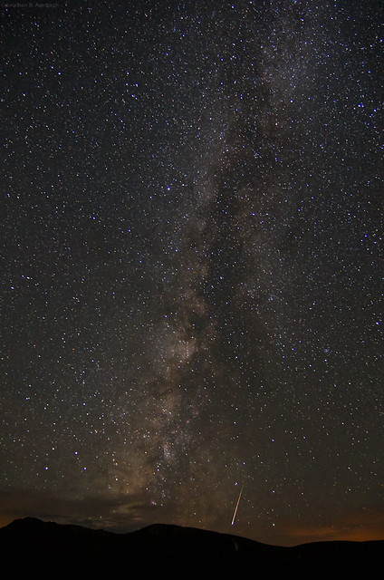 Perseid Meteor and the Milky Way