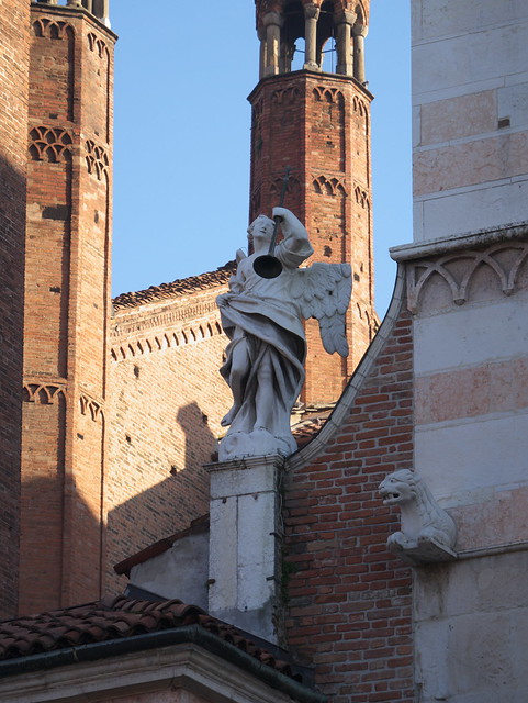 Cattedrale di Cremona particolare della facciata angelo con la tromba