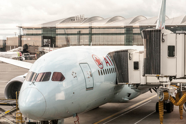 Air Canada Boeing 777-800 at LHR