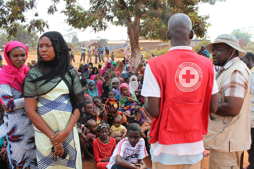 Волонтеры в африку. Красный крест в Африке. Волонтеры в Африке. Красный крест в Африке волонтеры. Волонтерство в Эфиопии.