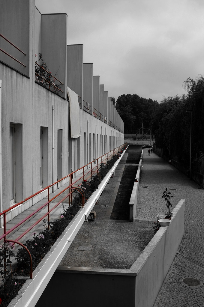 side footpath | bouça housing complex, Alvaro Siza | Alex Wills | Flickr