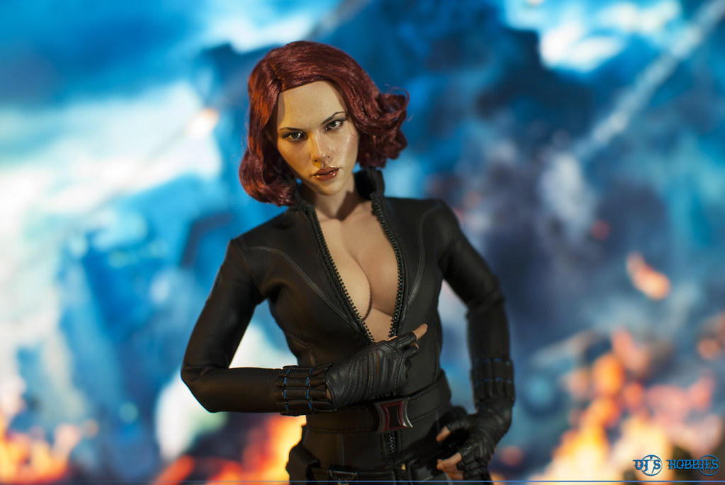 Black Widow Hot Toys Zipper Down / Civil War S Black Widow Figure.