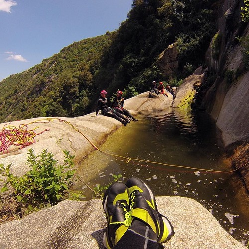 #Canyoning al sole in #Sardegna a Bau Vigo. Play with us. Come on #canyoneers #fiveten #fotografiedellasardegna #immaginidellasardegna #viaggioinsardegna #canyoningsardegna #canyoninginsardegna #barranquismo #torrentismo #cerdeña #sardinia #villagrandestr | by loveislandinfo