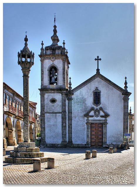 Pelourinho e Igreja de S. Pedro, em Trancoso.