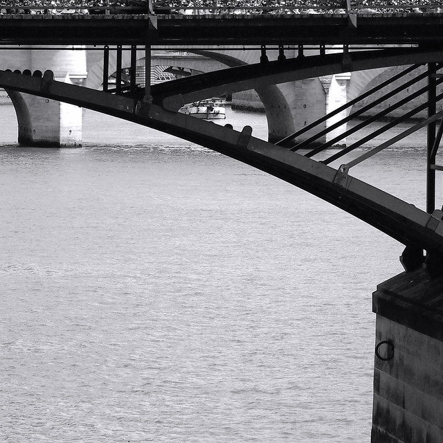 Sous les ponts de Paris coule la Seine ...