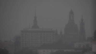Sonne lässt sich nicht mehr sehen, bei den Wolken, Regen flüchtig abwärts geht, purer Wulkennebel bringt auch anderen Regen nach Dresden 00217