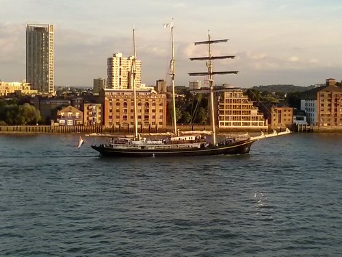 Sailing ship on Thames in Wapping | by Thush