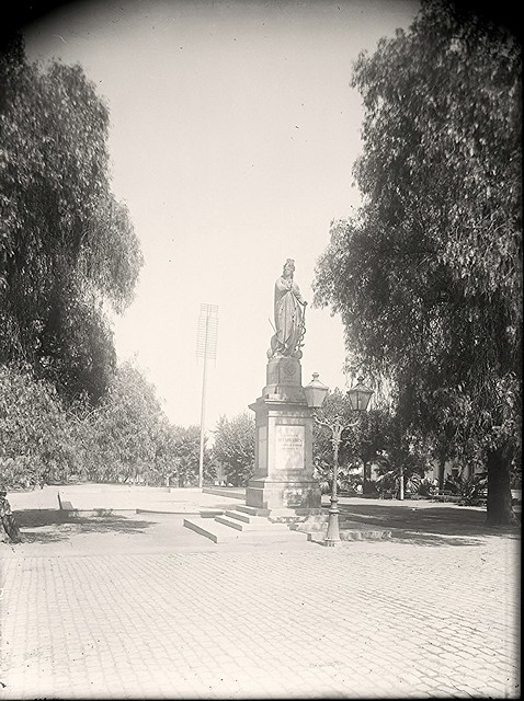 otra vista del  Monumento homenaje a la ciudad de Buenos Aires en la Alameda, hoy en el cerro Santa Lucia