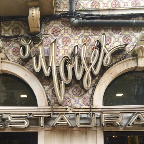 O Moisés #signgeeks #sign #letreiro #lisbon #lisboa #portugal | by Delano Rodrigues