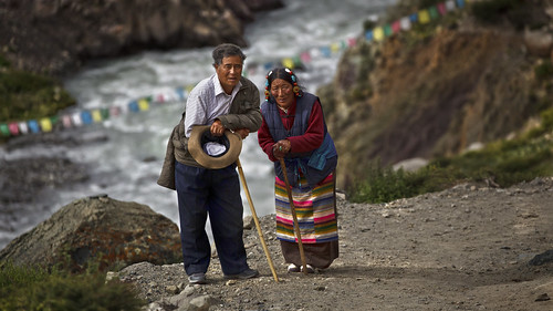 china couple break buddhism tibet resting kailash kora oldcouple kailashkora