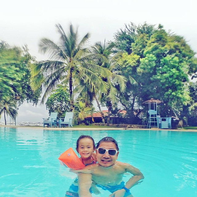 Rain rain go away...  Little aiah and daddee wants to play!   #birthday #celebration #BirthdayNiXavee #FamilyTime #fambam #happiness #WhiteSands #CebuWhiteSands #Maribago #LapuLapu #Cebu #sun #sand #beach #pool #gopro #goproph #GoPro_Moment #GoProEverythi