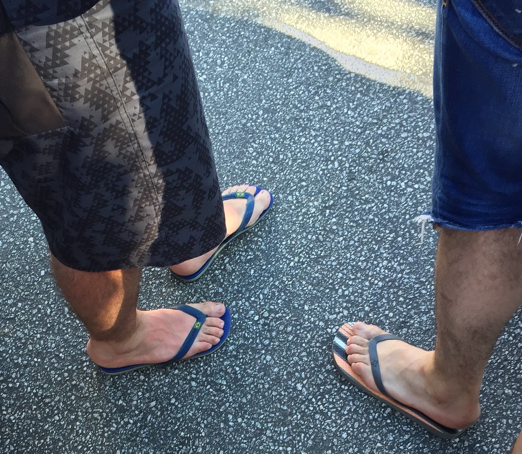 Wide feet. Havaianas на ноге. Широкие feet. Men barefoot Flip Flops. Mens Flip Flop.