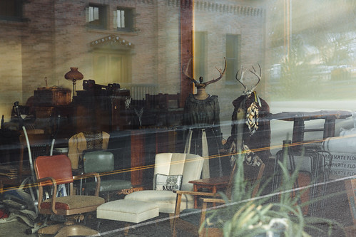 roslyn storefront antlers store reflection stuff canon furniture chair canoneos5dmarkiii canonef2470mmf28lusm washington