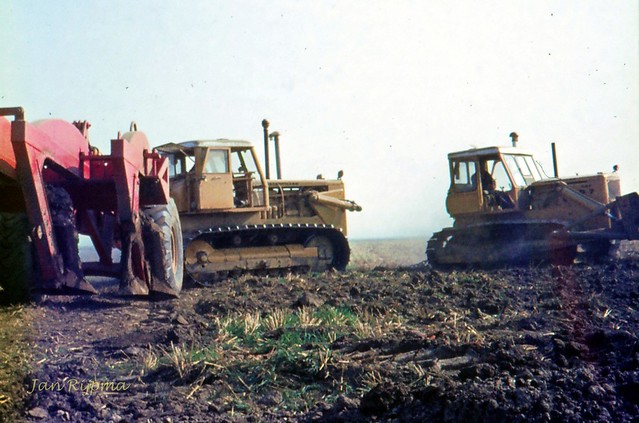 Mengwoelen bij Biemond Ketelweg met een 3 poots woeler door van Damme uit Wieringerwerf 1971 - Vooraan een Caterpillar D7 achter een D8