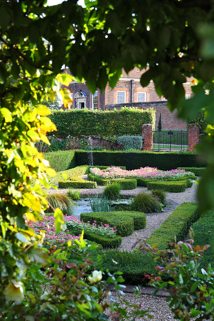 Visit the Hampton Court - London (2011)