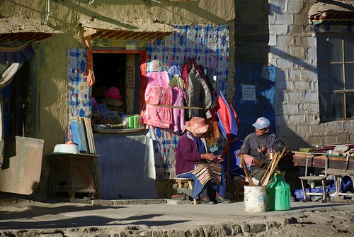 tar streetview 2015 tibetanwoman tibetanman darpoche tibetautonomousregion ütsang lhara བོད་ལྗོངས། tibetanplateauབོད་མཐོ་སྒང་bötogang tibetབོད tibetannationalitytibetansབོད་རིགས།bodrigs purangསྤུ་ཧྲེང་།county darchenདར་ཆེན་ tibetancustomtraditionབོད་ལུགས་bodlugs tibetannationtibetanpeopleབོད་ཀྱི་མི་བརྒྱུདbökyimigyü ©janreurink ༢༠༡༥་
