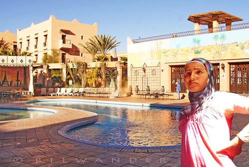 africa travel girls pool hotel muslim hijab morocco ouarzazate bilwander μaroc
