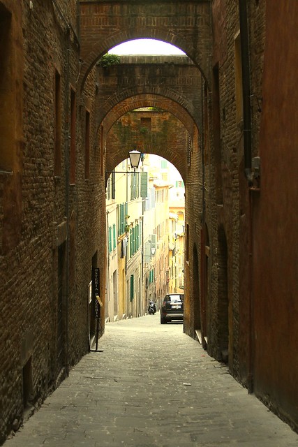 OLD STREETS OF SIENA, TUSCANY, ITALY