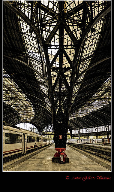 Una estructura especial amb tren. (Estació de França - Barcelona - Catalunya).