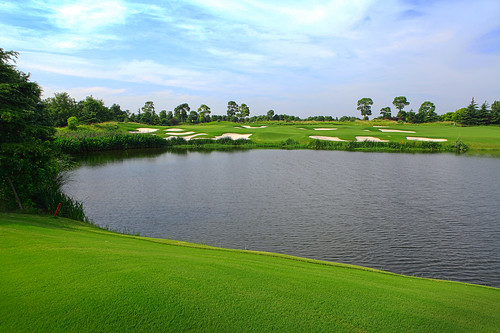 china green water beautiful relax asia shanghai bluesky difficult challenge perfection enhance landscapre 18holes golfcoursehotel signaturegolfcourse enhancegolfcourse bestgolfcourseinchina roberttrentjr bestgolfcourseinshanghai hotelbesidegolfcourse crowneplazaantinggolf