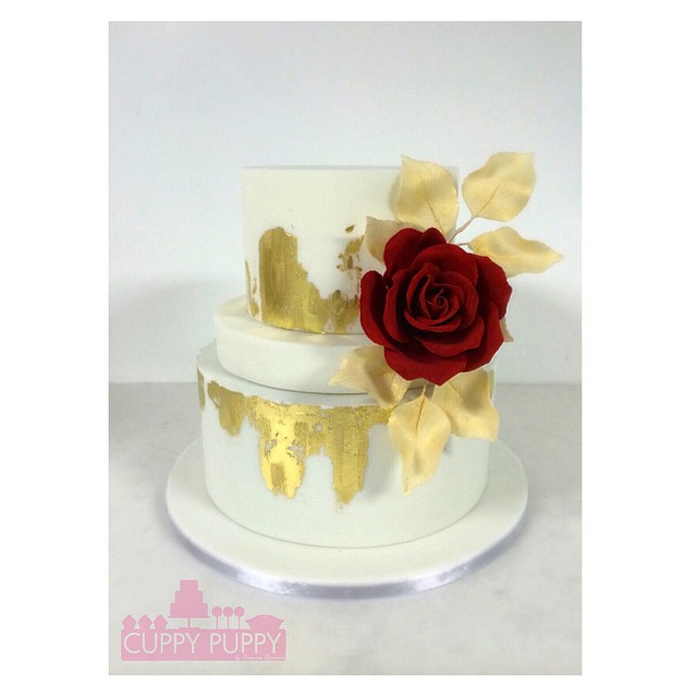 Remy cake Edible gold leaf and red wired petal sugar ros…