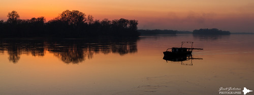 Toux cabanée - La Bohalle by Guibs photos, Couché de soleil sur la Loire et une toux cabanée pour la pêche.
Suivez-moi / Follow me on <a href=