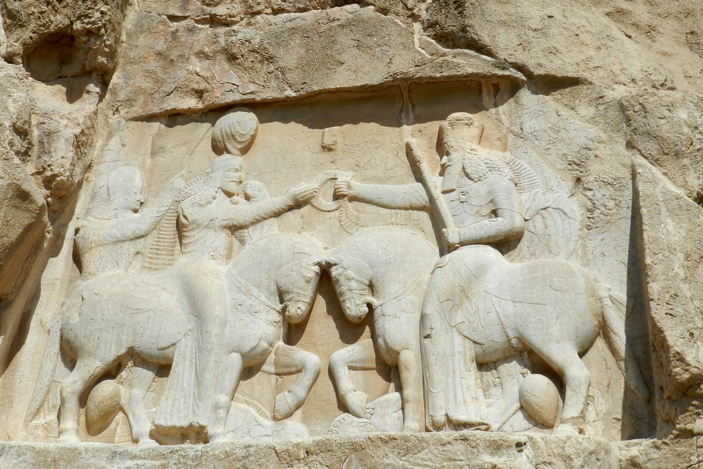 bajorrelieve el dios Ahura Mazda corona rey al sasánida Ardashir I necrópolis de los Reyes aqueménidas Naqsh-e Rostam Irán 02