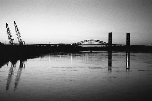 leica bridge sunset sea bw film water river still kodak crane trix nh calm 400tx portsmouth m3 rodinal elmar kittery oldharbour 50mmf28 piscataqua bowst