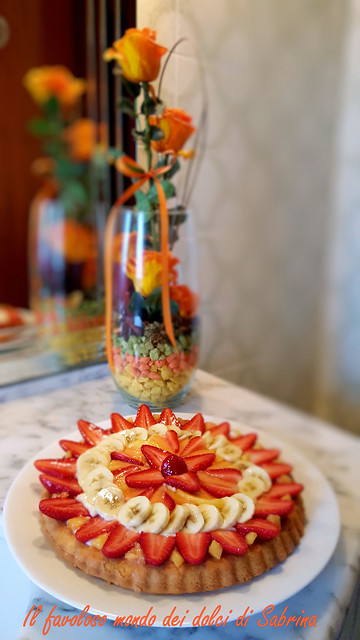Foto torta californiana alla frutta con crema pasticcera allo yogurt