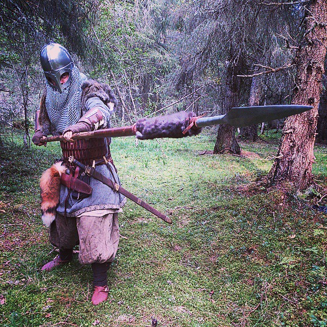 Come and get it! #viking#vikingtid#gjermundbu#vikings#Verdal#verdalingen#trønder#trønderavisa#høst#autumn#photoshoot#speartip#spear#spyd#sword#sverd#norway#Norge#spjot#forest#skog#warrior#kriger#armour#leatherarmour#reenactorsofinstagram#Reenactor#reenact