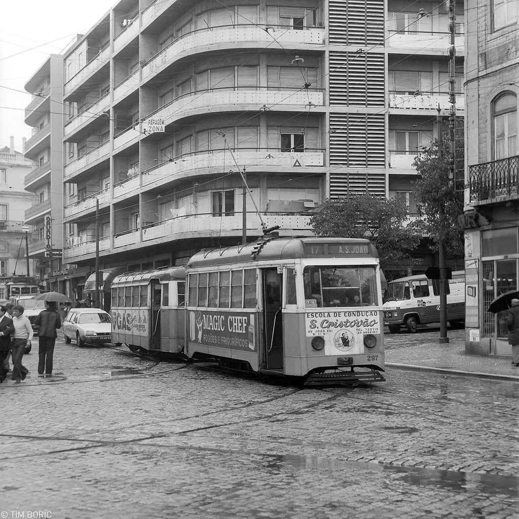 Um 17 em Santo Amaro, caminho do Alto de São João, publicitando a escola de condução de São Cristóvão, num dia em que São Pedro mandou chuva, Lisboa (T. Boric, 1978)