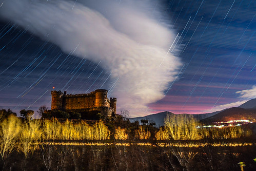 Castillo de Mombeltran en lluvia de estrellas. by Victor Aparicio Saez, Una noche muy fría hace dos años, la pasé en el coche mientras hacia una secuencia de Time Lapse.
Es