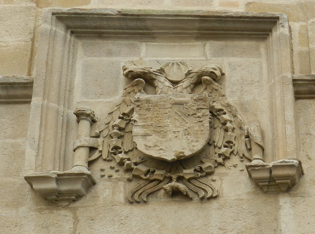 escudo de armas o heráldico de España Casa de Austria en fachada lateral del Ayuntamiento calle Balborraz Zamora 12