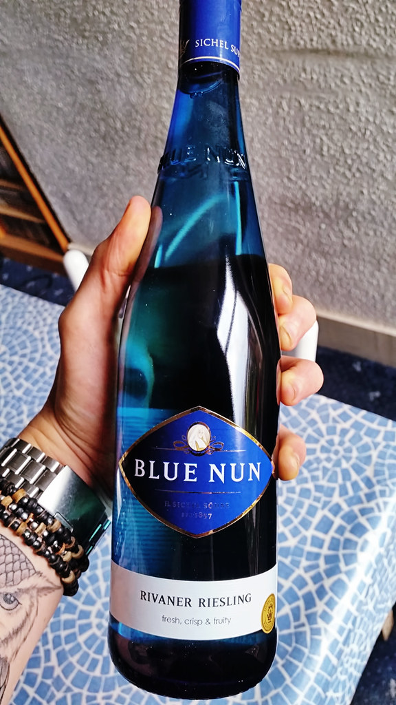Голубое вино купить. Рислинг Blue nun. Blue nun Riesling вино. Blue nun вино белое. Rivaner Blue nun.
