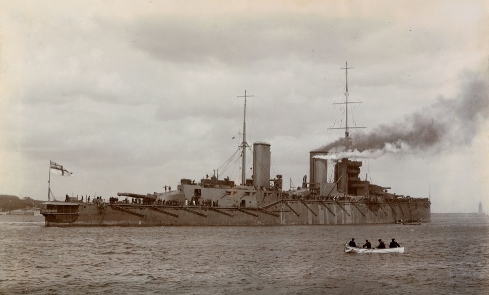 HMS Queen Mary leaving the River Tyne