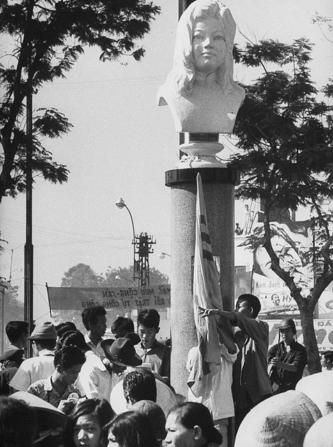 SAIGON 1965 - Biểu tình chống chánh phủ tại vườn hoa Quách Thị Trang