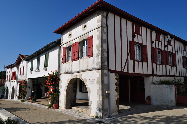 Maisons de style labourdin, La Bastide-Clairence, Basse-Navarre, Pays Basque, Pyrénées-Atlantiques, Aquitaine, France.