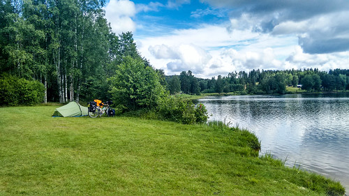 camping cycletouring cyclotourisme europe freewheelycom lake sweden takene tent jbcyclingnordkapp