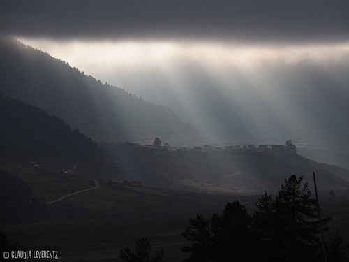 bhutan gangtey sonnenaufgang sonnenstrahlen 2014 ©claudialeverentz
