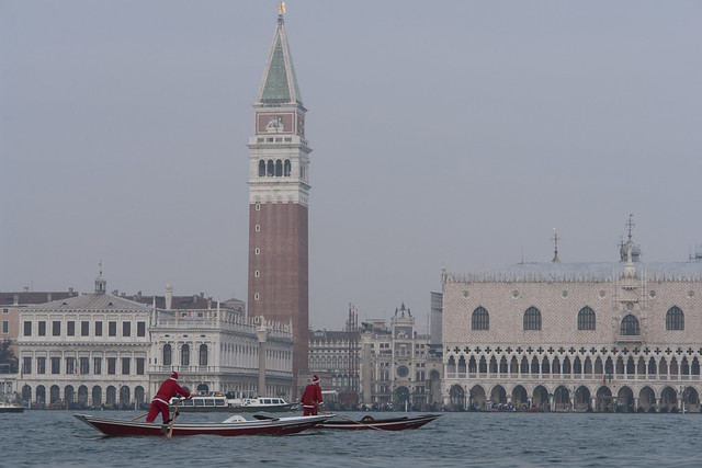 Venezia:  Babbo Natale rowing across the Grand Canal