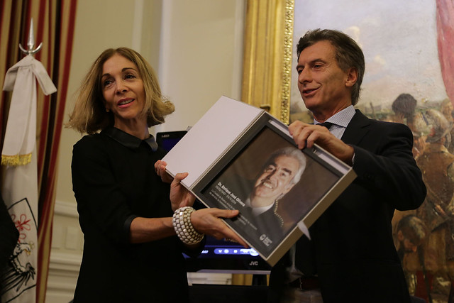 Mauricio Macri rinde homenaje a Enrique Olivera