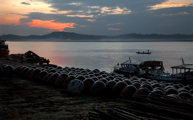 8025 Sundown on the banks of the Irrawaddy --Myanmar