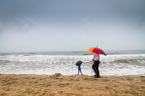sea beach rain umbrella nikon monsoon raining seashore mahabalipuram drizzling tokinalens rainbowumbrella tokina1116 nikond5100
