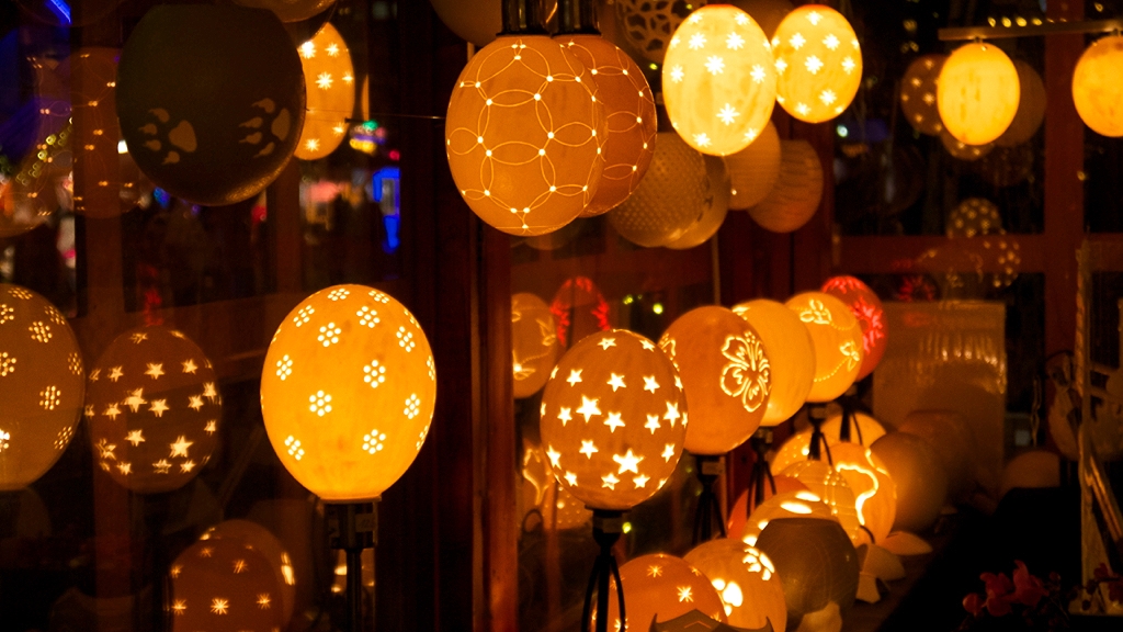 Strausseneier als Lampen | ( Weihnachtsmarkt Berlin ) ...pas… | Flickr