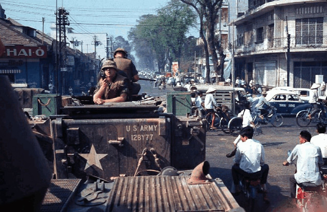 SAIGON just after the 1968 Tet New Years Communist Offensive. Photo by Philip J. Beaver - Đường Hiền Vương (nay là Võ Thị Sáu) nhìn từ ngã tư Hai Bà Trưng-Hiền Vương