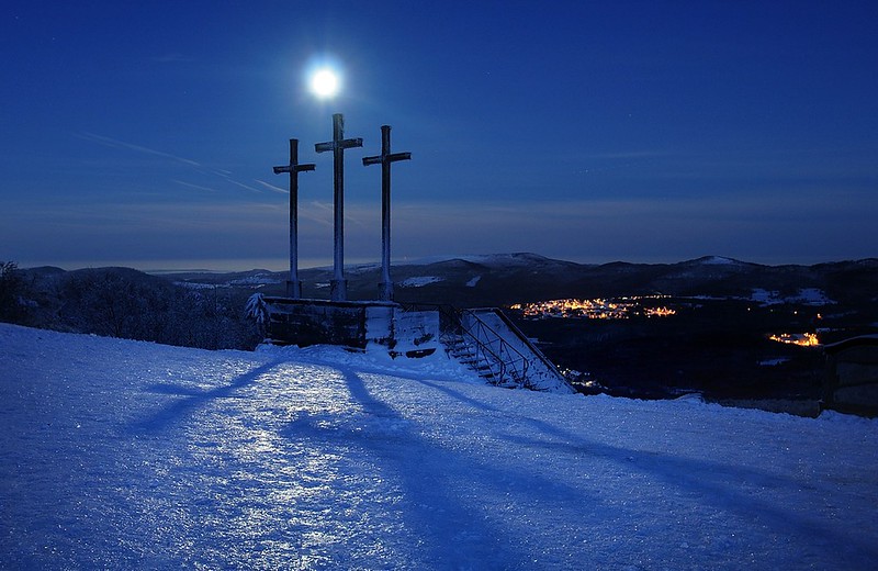 20150106-007F | Die Kreuzigungsgruppe auf dem Kreuzberg im Mondlicht. Rhön, 06.01.2015