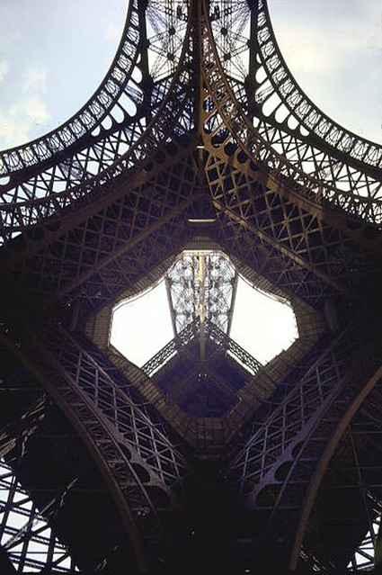 Đấu xảo Quốc tế Paris 1889 - Tháp Eiffel do Gustave Eiffel xây dựng  trong hai năm 1888-1889
